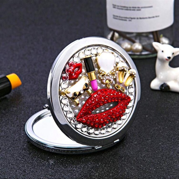 GLITZ AND GLAM FOLDABLE POCKETS MIRROR. - Picture 2 of 7